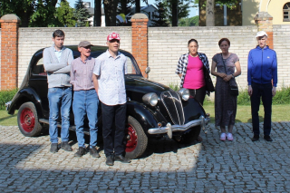 Mieszkańcy DPS przy zabytkowych autach