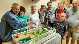 Wspólne zdjęcie z makietą
