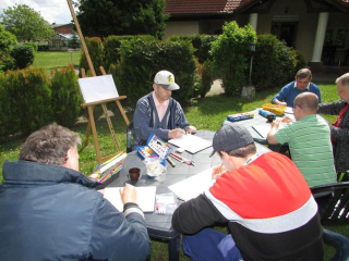 Mieszkańcy DPS tworzący prace plastyczne