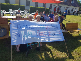 Kibice z transparentami