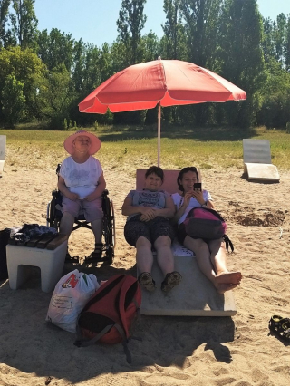 Uczestnicy wycieczki na plaży