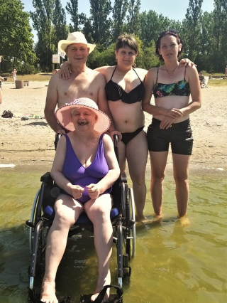 Uczestnicy wycieczki na plaży