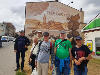 Uczestnicy wycieczki przy muralu