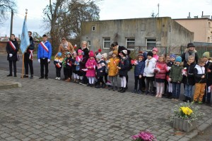 Składanie kwiatów pod pomnikiem