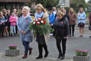 Składanie kwiatów pod pomnikiem