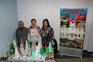 Przedstawiciele DPS w Tarnówku przy swoim stoisku