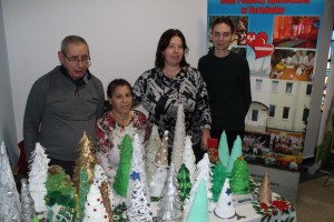 Przedstawiciele DPS w Tarnówku przy swoim stoisku