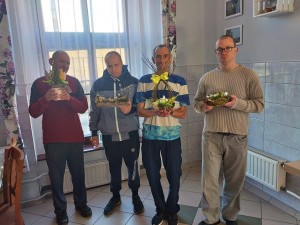 Uczestnicy konkursu ze swoimi pracami