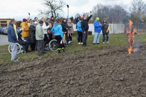Uczestnicy spotkania palą Marzannę