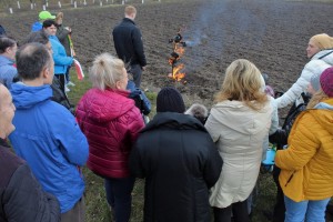 Uczestnicy spotkania palą Marzannę