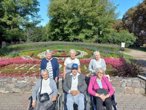 Uczestnicy wycieczki w parku