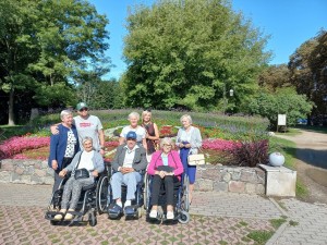 Uczestnicy wycieczki w parku