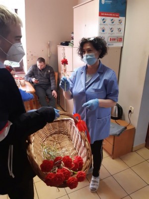 Mieszkańcy rozdają kwiaty Paniom