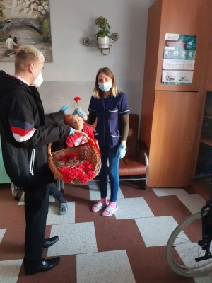 Mieszkańcy rozdają kwiaty Paniom