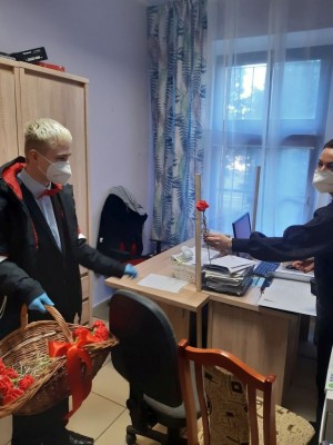 Mieszkańcy rozdają kwiaty Paniom