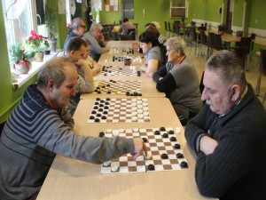 Uczestnicy turnieju grający w warcaby