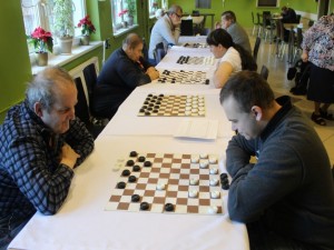 Uczestnicy turnieju grający w warcaby