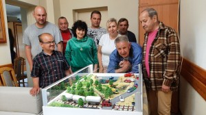 Wspólne zdjęcie z makietą