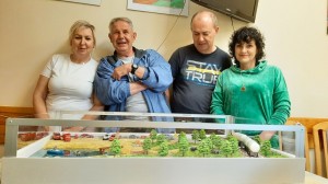 Wspólne zdjęcie z makietą