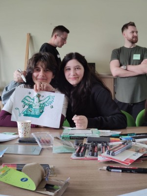 Uczestniczki projektu z rysunkiem