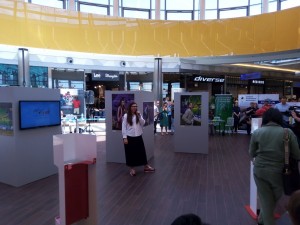 Powitanie przez dyrektor galerii