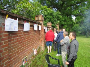 Mieszkańcy DPS oglądający prace plastyczne