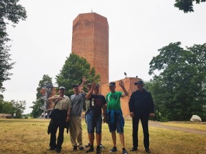 Uczestnicy wycieczki przy Mysiej Wieży