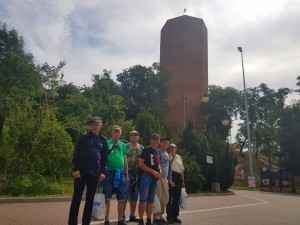 Uczestnicy wycieczki przy Mysiej Wieży