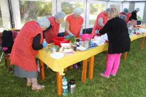 Uczestnicy imprezy w trakcie gotowania