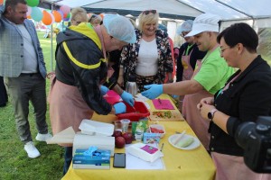 Uczestnicy imprezy w trakcie gotowania