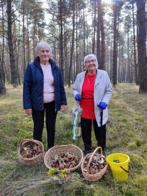Mieszkańcy DPS z zebranymi grzybami