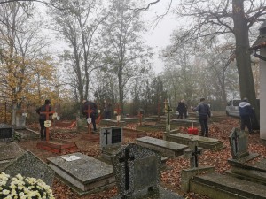 Sprzątanie cmentarza