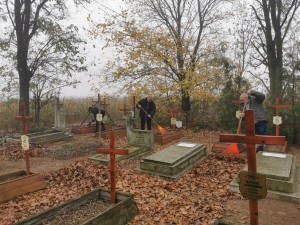 Sprzątanie cmentarza