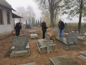 Sprzątanie cmentarza